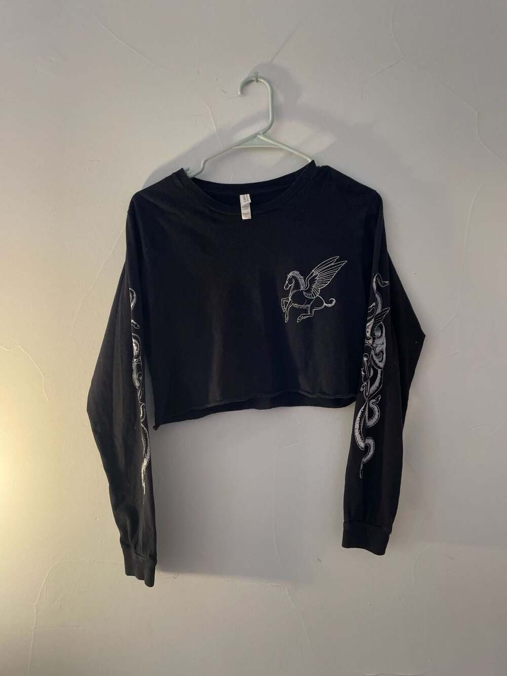 Henry Tattoos Pegasus & Snake Graphic Long Sleeve Crop Top Size S

Cut off midri